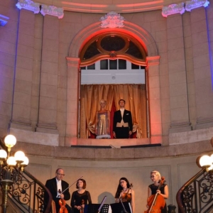Zdjęcie przedstawia artystów występujących podczas koncertu pt. Antonio Vivaldi - Cztery Pory Roku w Pałacu Kawalera w Świerklańcu