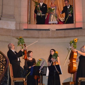 Zdjęcie przedstawia artystów występujących podczas koncertu pt. Antonio Vivaldi - Cztery Pory Roku w Pałacu Kawalera w Świerklańcu