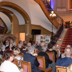 Zdjęcie przedstawia publiczność oraz Prowadzącego koncert pt. Antonio Vivaldi - Cztery Pory Roku w Pałacu Kawalera w Świerklańcu