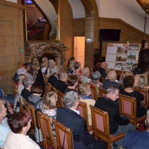 Zdjęcie przedstawia publiczność koncertu pt. Antonio Vivaldi - Cztery Pory Roku w Pałacu Kawalera w Świerklańcu