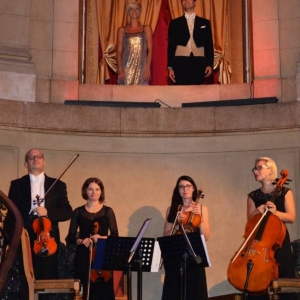 Zdjęcie przedstawia artystów występujących podczas koncertu pt. Antonio Vivaldi - Cztery Pory Roku w Pałacu Kawalera w Świerklańcu