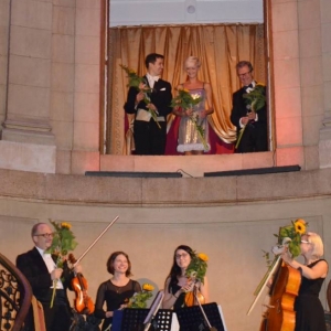 Zdjęcie przedstawia artystów występujących podczas koncertu pt. Antonio Vivaldi - Cztery Pory Roku w Pałacu Kawalera w Świerklańcu