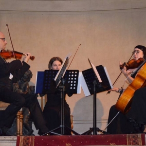 Zdjęcie przedstawia artystów występujących podczas koncertu pt. Antonio Vivaldi - Cztery Pory Roku w Pałacu Kawalera w Świerklańcu