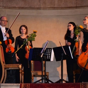 Zdjęcie przedstawia artystów występujących podczas koncertu pt. Antonio Vivaldi - Cztery Pory Roku w Pałacu Kawalera w Świerklańcu