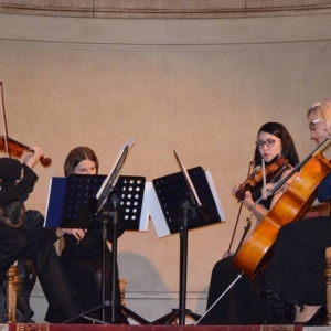 Zdjęcie przedstawia artystów występujących podczas koncertu pt. Antonio Vivaldi - Cztery Pory Roku w Pałacu Kawalera w Świerklańcu