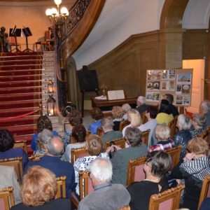 Zdjęcie przedstawia publiczność koncertu pt. Antonio Vivaldi - Cztery Pory Roku w Pałacu Kawalera w Świerklańcu