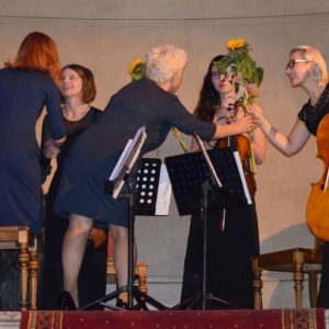 Zdjęcie przedstawia artystów występujących podczas koncertu pt. Antonio Vivaldi - Cztery Pory Roku w Pałacu Kawalera w Świerklańcu