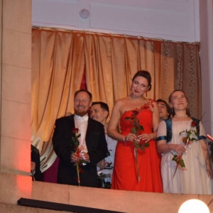 Zdjęcie przedstawia artystów występujących podczas koncertu pt. Znasz-li ten kraj... w Pałacu Kawalera w Świerklańcu
