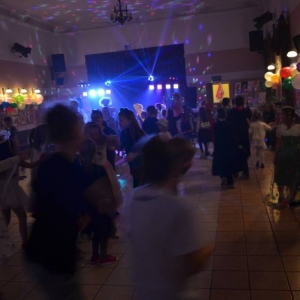 Zdjęcie przedstawia uczestników zabawy Andrzejkowy