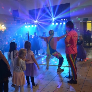 Zdjęcie przedstawia uczestników zabawy Andrzejkowy