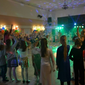 Zdjęcie przedstawia uczestników zabawy Andrzejkowy