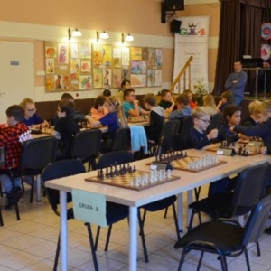 Zdjęcie przedstawia uczestników Turnieju Szachowego dla dzieci i młodzieży