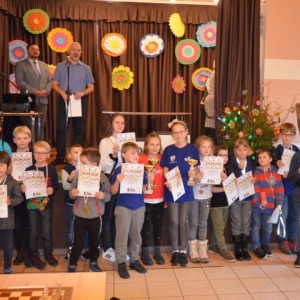 Zdjęcie przedstawia laureatów oraz uczestników Turnieju Szachowego dla dzieci i młodzieży 