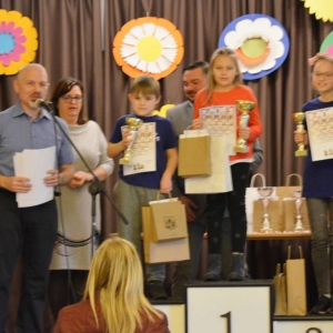 Zdjęcie przedstawia laureatów Turnieju Szachowego dla dzieci i młodzieży 