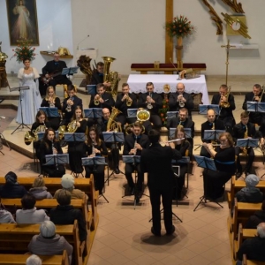 Zdjęcie przedstawia koncert odpustowy Solistki oraz Koncertowej Orkiestry Dętej Power of Winds w kościele parafialnym w Świerklańcu