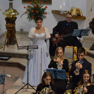 Zdjęcie przedstawia koncert odpustowy Solistki oraz Koncertowej Orkiestry Dętej Power of Winds w kościele parafialnym w Świerklańcu