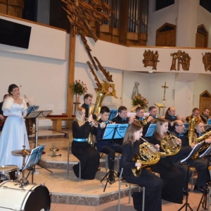 Zdjęcie przedstawia koncert odpustowy Koncertowej Orkiestry Dętej Power of Winds w kościele parafialnym w Świerklańcu