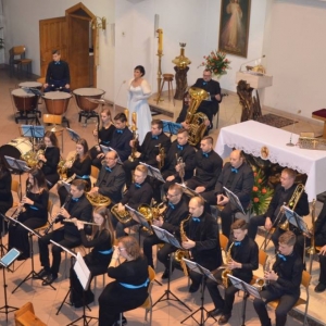 Zdjęcie przedstawia koncert odpustowy Solistki oraz Koncertowej Orkiestry Dętej Power of Winds w kościele parafialnym w Świerklańcu