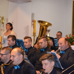 Zdjęcie przedstawia koncert odpustowy Solistki oraz Koncertowej Orkiestry Dętej Power of Winds w kościele parafialnym w Świerklańcu