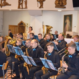 Zdjęcie przedstawia koncert odpustowy Koncertowej Orkiestry Dętej Power of Winds w kościele parafialnym w Świerklańcu