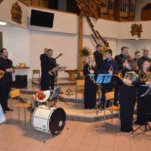 Zdjęcie przedstawia koncert odpustowy Solistki oraz Koncertowej Orkiestry Dętej Power of Winds w kościele parafialnym w Świerklańcu