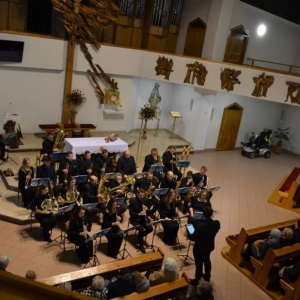 Zdjęcie przedstawia koncert odpustowy Koncertowej Orkiestry Dętej Power of Winds w kościele parafialnym w Świerklańcu