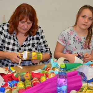 Zdjecie przedstawia uczestniczki warsztatów rodzinnych w trakcie tworzenia kalendarza adwentowego