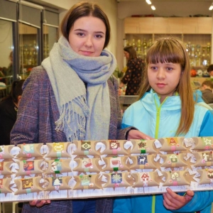 Zdjecie przedstawia uczestniczki warsztatów rodzinnych z wykonanym kalendarzem adwentowym