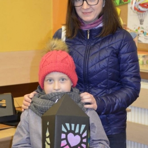 Zdjęcie przedstawia uczestniczki warsztatów rodzinnych z wykonanym lampionem adwentowym