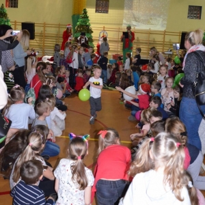 Zdjęcie przedstawia uczestników Spotkania z Mikołajem