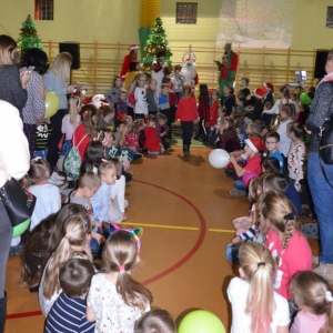 Zdjęcie przedstawia uczestników Spotkania z Mikołajem