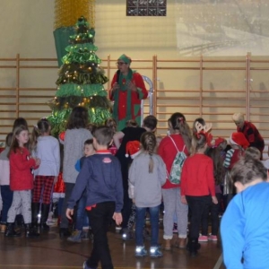 Zdjęcie przedstawia uczestników Spotkania z Mikołajem