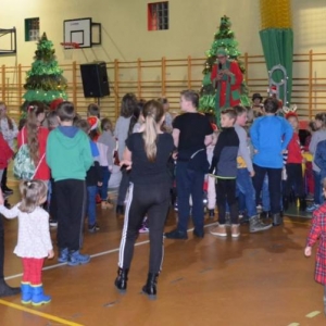 Zdjęcie przedstawia uczestników Spotkania z Mikołajem