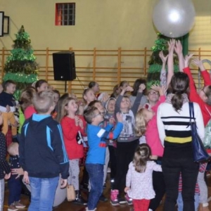 Zdjęcie przedstawia uczestników Spotkania z Mikołajem