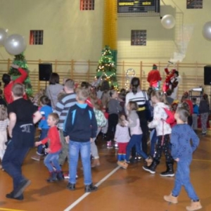 Zdjęcie przedstawia uczestników Spotkania z Mikołajem