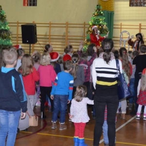 Zdjęcie przedstawia uczestników Spotkania z Mikołajem