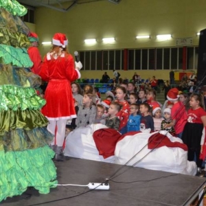 Zdjęcie przedstawia uczestników Spotkania z Mikołajem