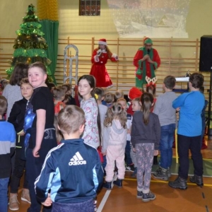 Zdjęcie przedstawia uczestników Spotkania z Mikołajem