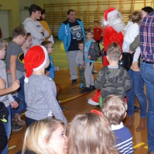 Zdjęcie przedstawia uczestników Spotkania z Mikołajem