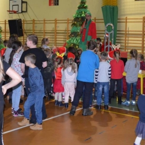 Zdjęcie przedstawia uczestników Spotkania z Mikołajem