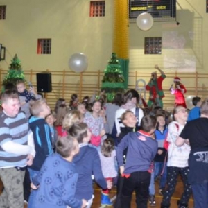 Zdjęcie przedstawia uczestników Spotkania z Mikołajem