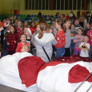 Zdjęcie przedstawia uczestników Spotkania z Mikołajem