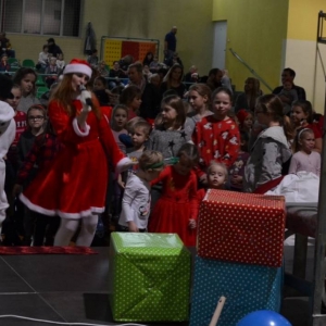 Zdjęcie przedstawia uczestników Spotkania z Mikołajem