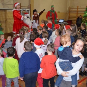 Zdjęcie przedstawia uczestników Spotkania z Mikołajem