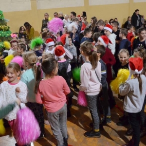 Zdjęcie przedstawia uczestników Spotkania z Mikołajem
