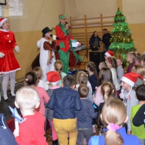Zdjęcie przedstawia uczestników Spotkania z Mikołajem