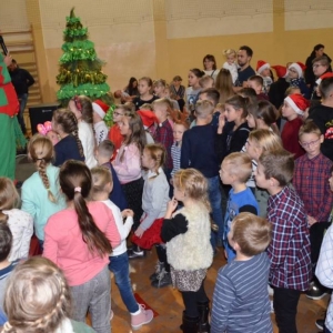 Zdjęcie przedstawia uczestników Spotkania z Mikołajem