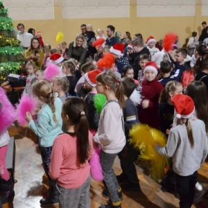 Zdjęcie przedstawia uczestników Spotkania z Mikołajem