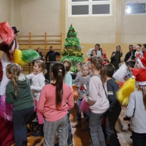 Zdjęcie przedstawia uczestników Spotkania z Mikołajem
