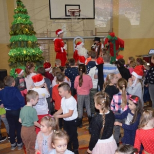 Zdjęcie przedstawia uczestników Spotkania z Mikołajem